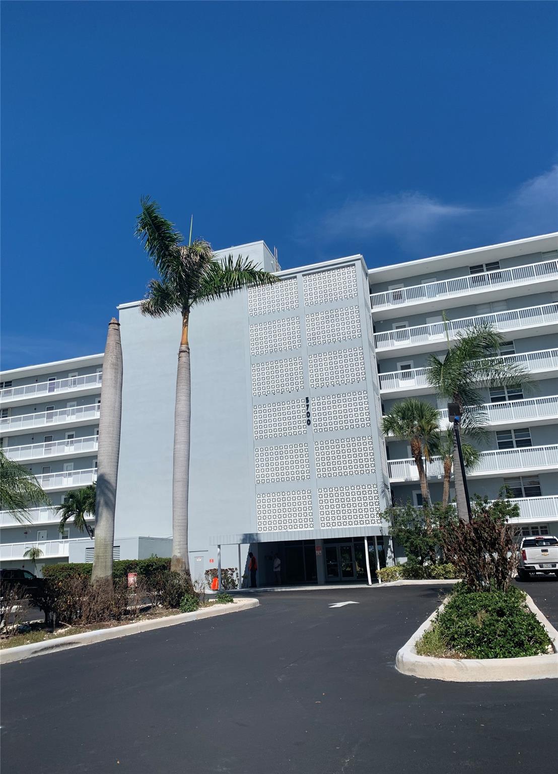 This 2/2 convertible condo has a Murphy bed in the small converted bedroom/office, a large screened balcony with a garden view and no neighbors in the back. This unit is located on the 3rd floor of an all ages 7-story building with a secured entry, just a short ride to the beaches, and zoned for great Boca schools. The unit can be rented partially furnished, or unfurnished.