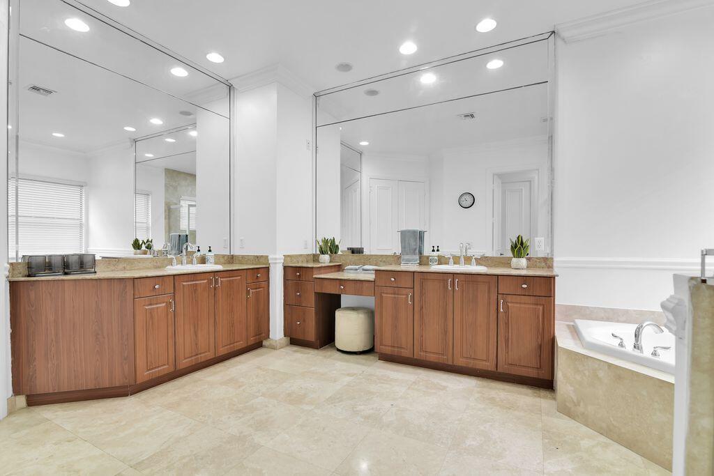 VERSAILLES - Residential Lease