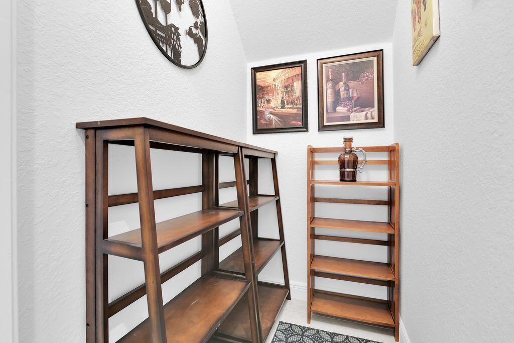 VERSAILLES - Residential Lease