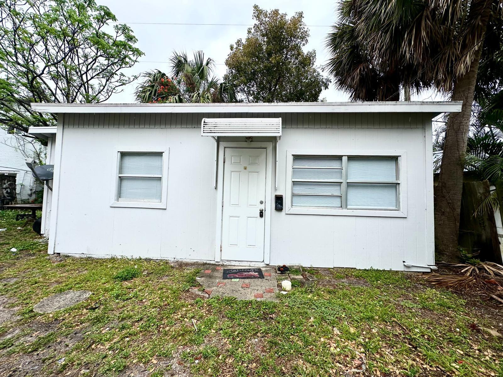 Spacious Studio, freshly painted and ready for next tenant.Unit lots of storage. Great view. No HOA and easy application. Great community - centrally located. + Water included in rent.