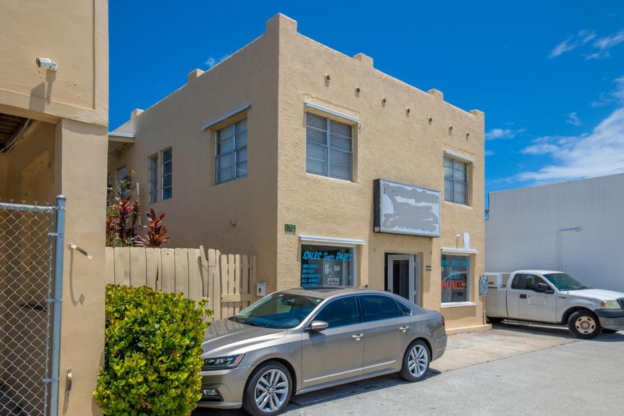928 S Dixie consists of a retail space/warehouse plus an office.  The font space is 35x25, back 22x12'5.  There is a bath as well as a garage.  Upstairs there is a large 3 br 1 bth apartment with dining rm and small courtyard.  Less than ten blocks to downtown, easy access to I95.