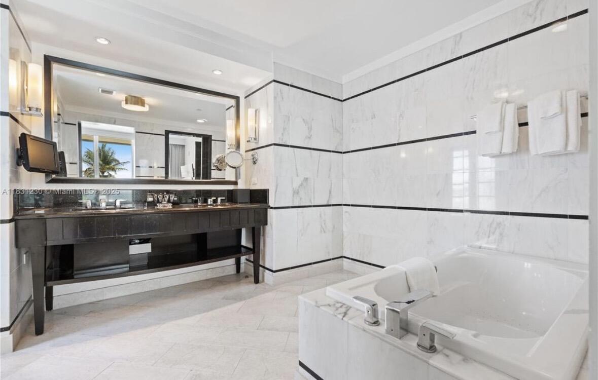 FONTAINEBLEAU III OCEAN C - Residential