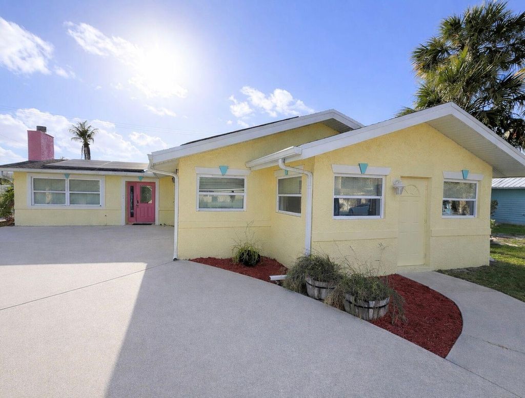 Photo of 614 SE Flamingo Avenue, Stuart, FL 34996 (MLS # B26015493)