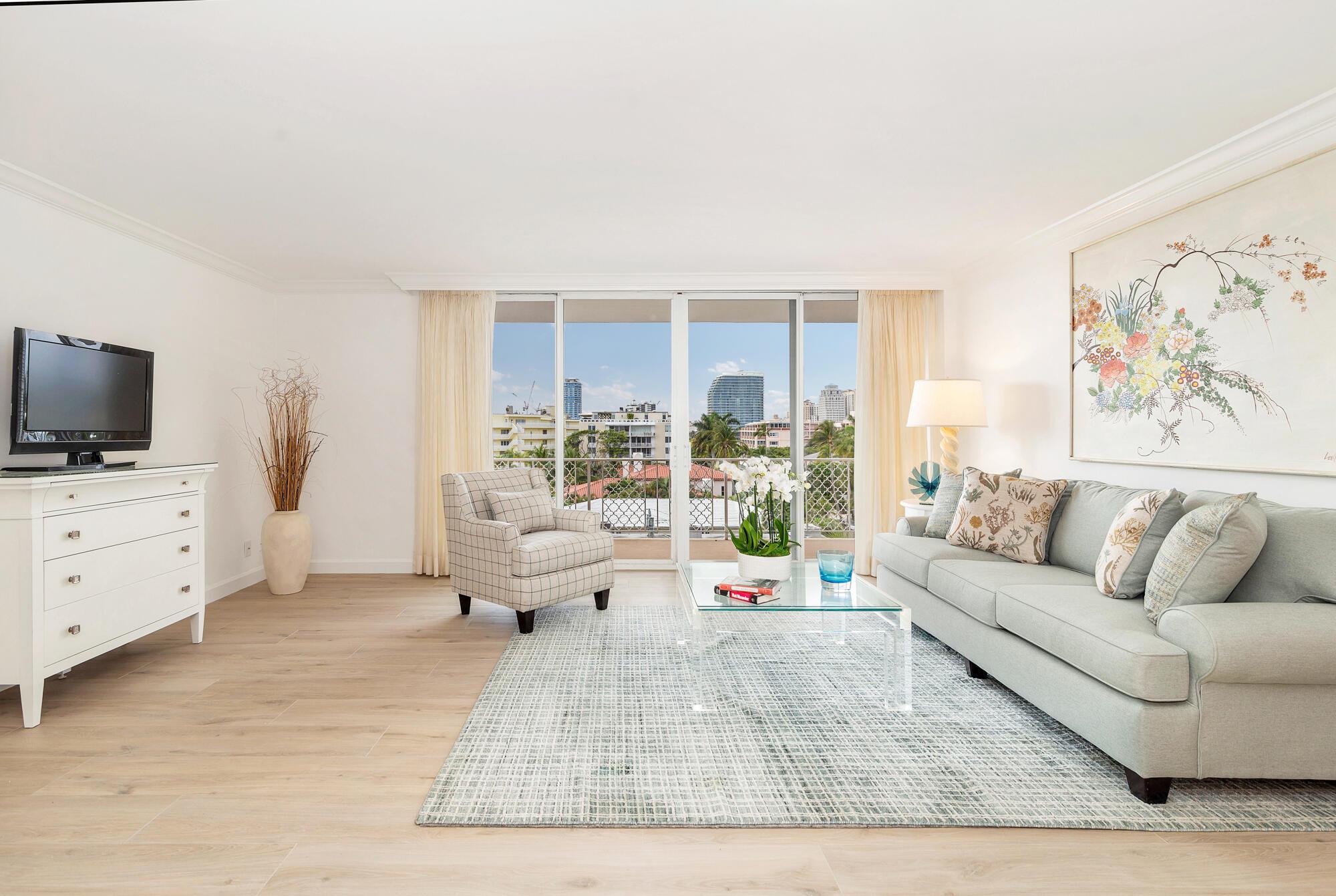 Beautiful newly renovated 2 bedroom/2bath on top floor at the Island House. Open and airy floor plan with spacious rooms, walk-in closets and full washer/dryer in unit. Lots of natural light and expansive views. Best in-town location only 2 blocks from Worth Avenue, 3 blocks to the beach and 1 block to the lakeside park. Available seasonally.