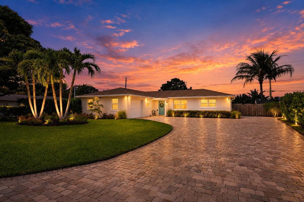 Photo of 303 W Norfolk Road, Jupiter, FL 33469 (MLS # B26028745)
