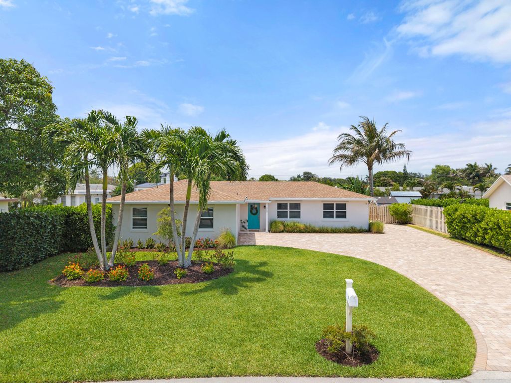 Photo of 303 W Norfolk Road, Jupiter, FL 33469 (MLS # B26028745)