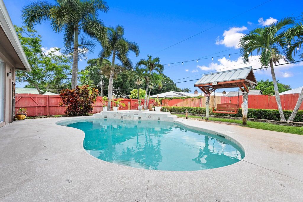 Photo of 762 SE Elwood Avenue, Port Saint Lucie, FL 34983 (MLS # R11109333)