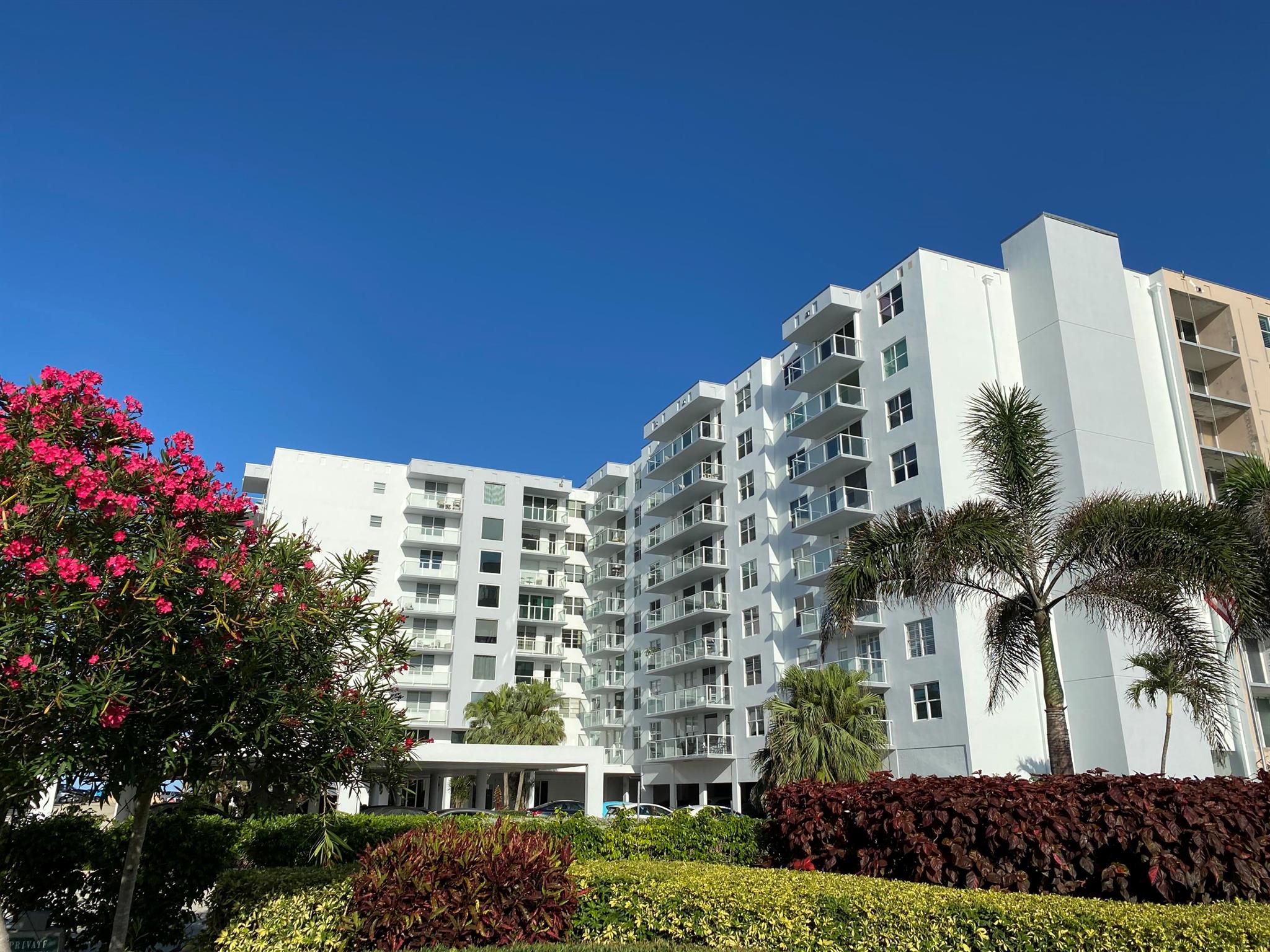 Beautiful apartment with direct Intracoastal views from all rooms and balcony ! Nicely furnished, with impact windows and one parking space. Available annually or for the season for 6 months minimum. The building just underwent a major renovation and looks brand new ! It also has direct access to the beach, a heated pool, a large pool deck overlooking the ocean, fitness center, doorman, common laundry, on site manager. It is located minutes from a shopping center, Public, renowned Eau resort, and 10 minutes from the airport.