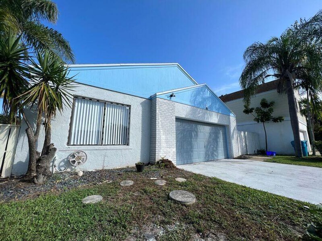 Photo of 89 Buxton Lane, Boynton Beach, FL 33426 (MLS # R10909122)