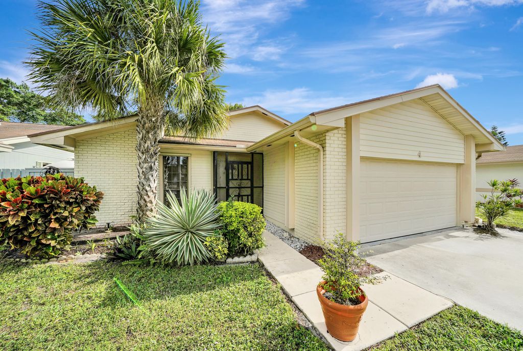 Photo of 4 Danby Place, Boynton Beach, FL 33426 (MLS # R10951733)