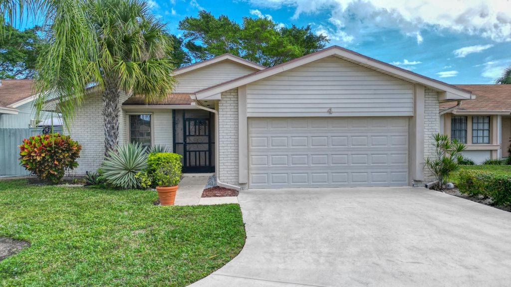 Photo of 4 Danby Place, Boynton Beach, FL 33426 (MLS # R10951733)