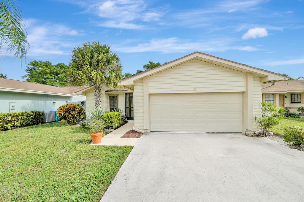 Photo of 4 Danby Place, Boynton Beach, FL 33426 (MLS # R10951733)