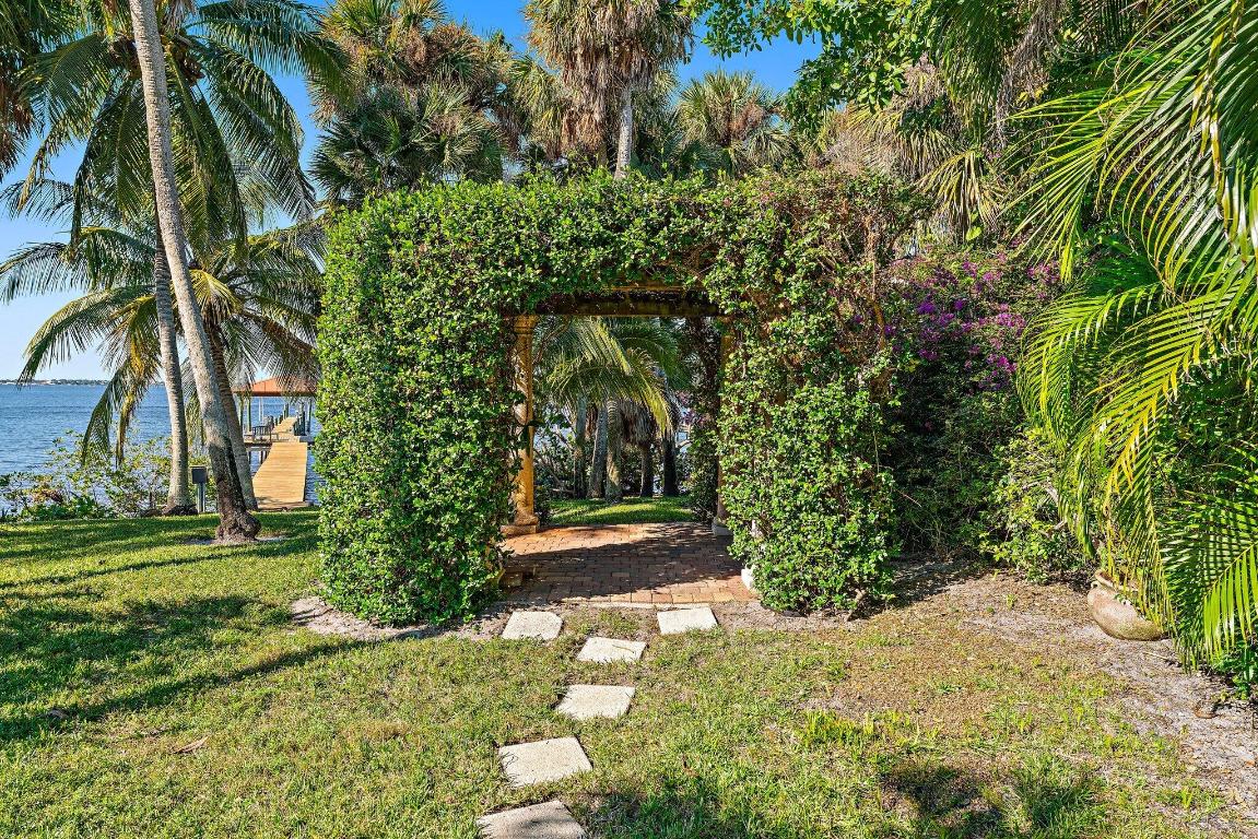 TWIN RIVERS - Residential