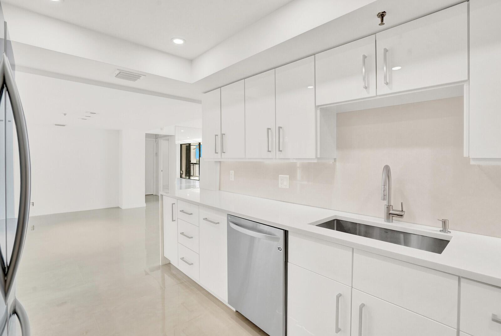 YACHT & RACQUET CLUB OF B - Residential Lease