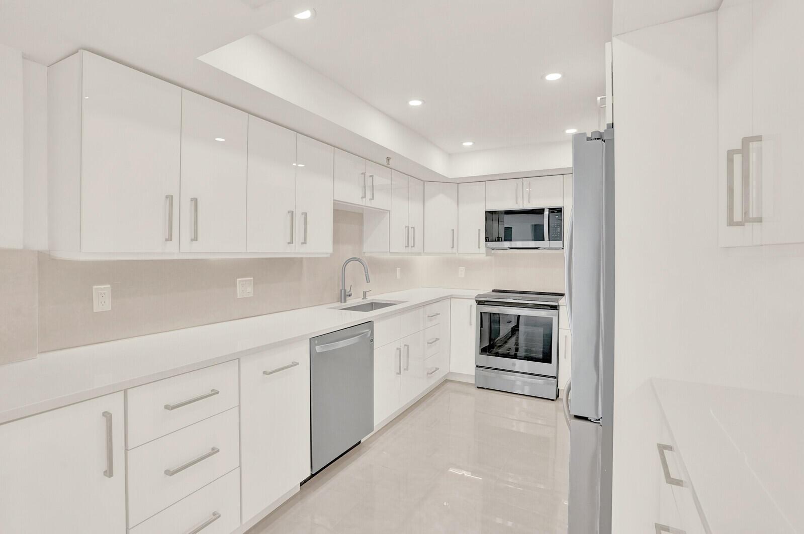 YACHT & RACQUET CLUB OF B - Residential Lease