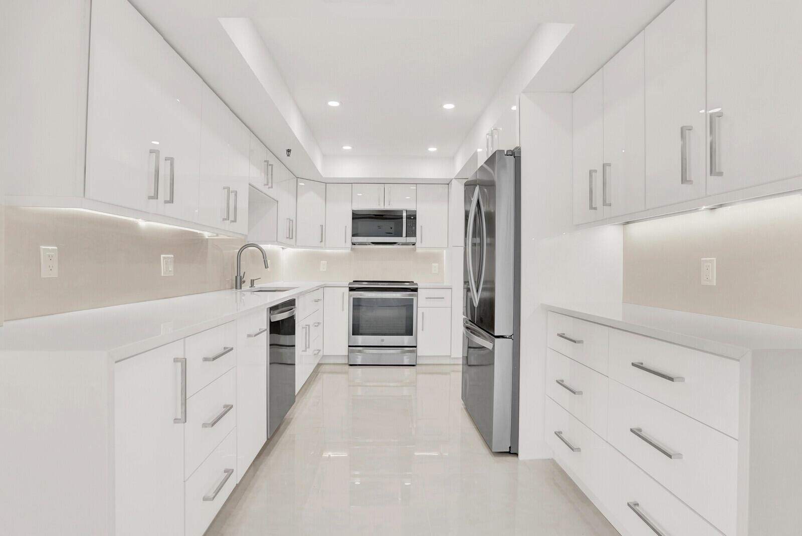 YACHT & RACQUET CLUB OF B - Residential Lease