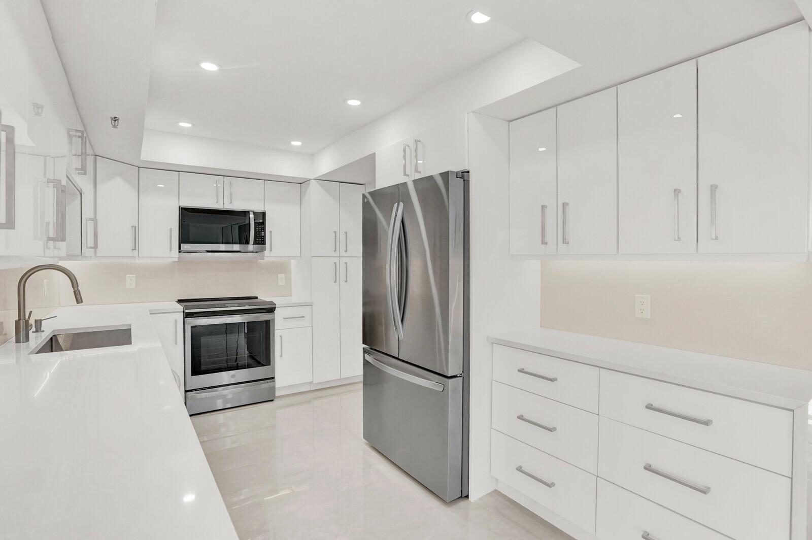 YACHT & RACQUET CLUB OF B - Residential Lease