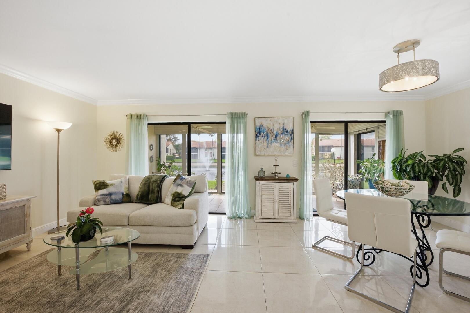 10223 N CIRCLE LAKE Drive 102, Boynton Beach, FL, 33437/$319,900 4 10223 N CIRCLE LAKE Drive 102