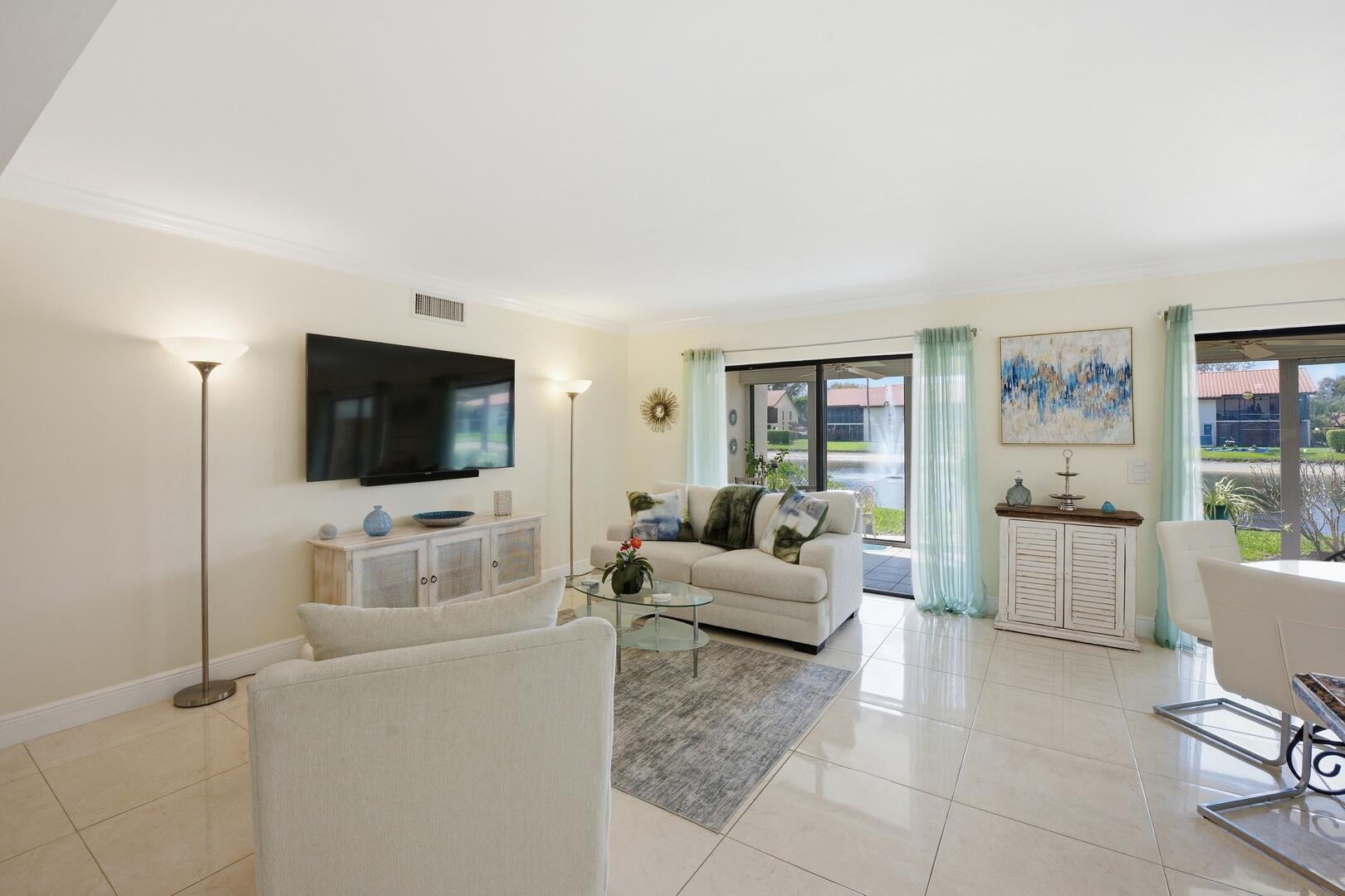 10223 N CIRCLE LAKE Drive 102, Boynton Beach, FL, 33437/$319,900 2 10223 N CIRCLE LAKE Drive 102
