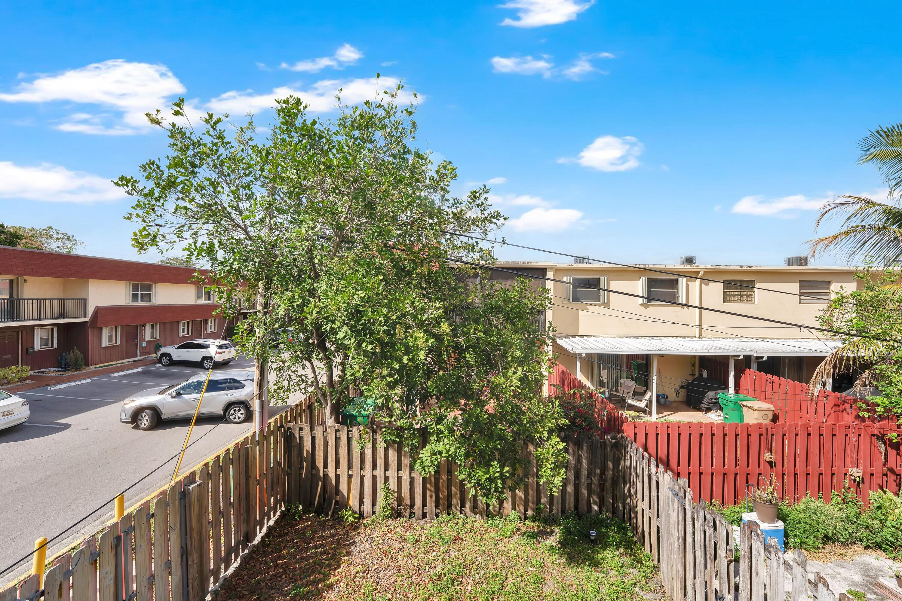 BRENTWOOD TOWNHOUSE 1 - Residential