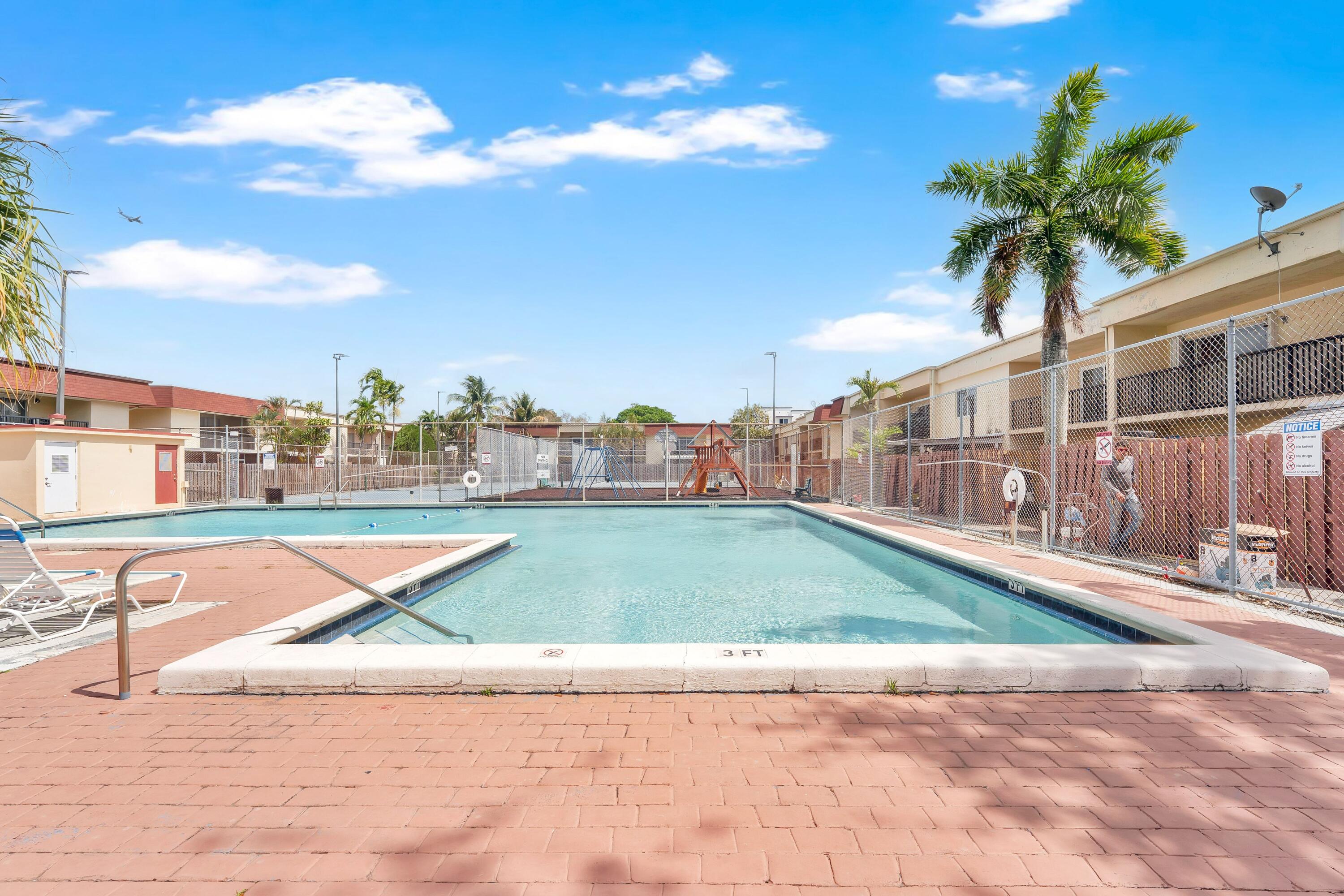 BRENTWOOD TOWNHOUSE 1 - Residential