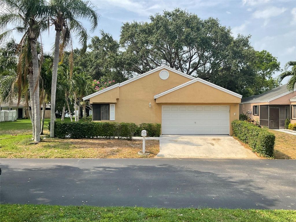Photo of 1 W Chesterfield Drive, Boynton Beach, FL 33426 (MLS # F10453515)