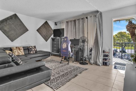 Photo of 1423 Meadows Circle W, Boynton Beach, FL 33436 (MLS # R11168669)