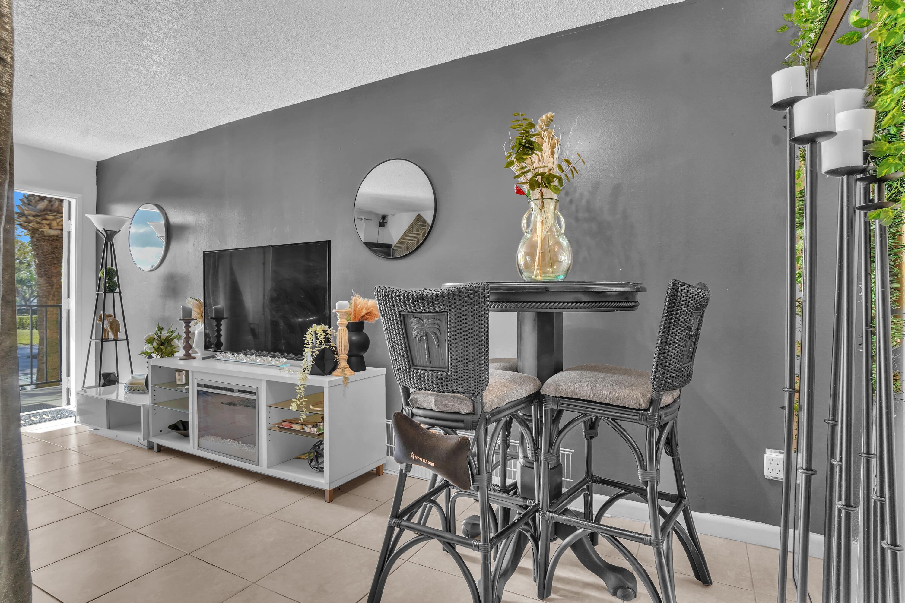 1423 Meadows Circle W