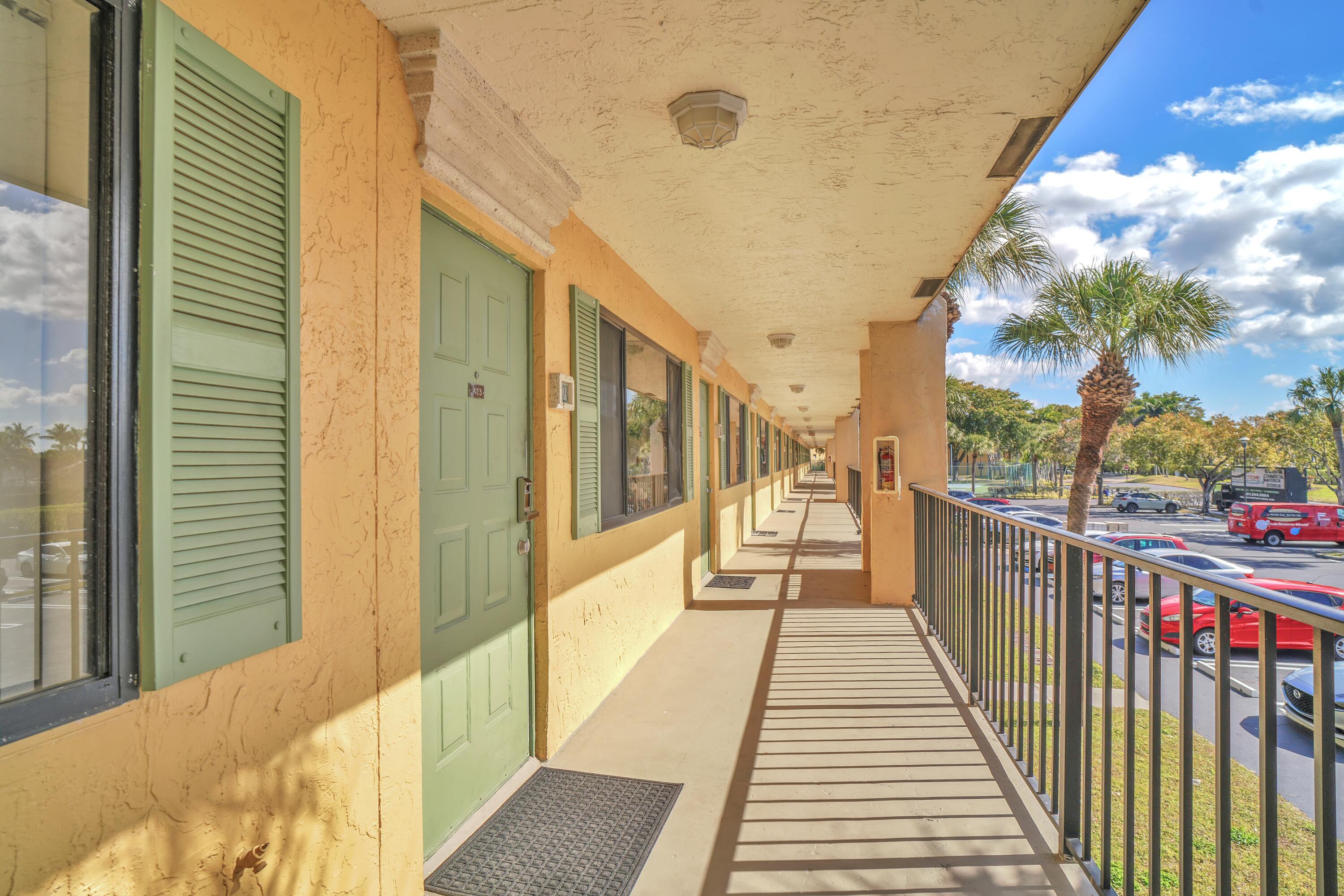 1423 Meadows Circle W