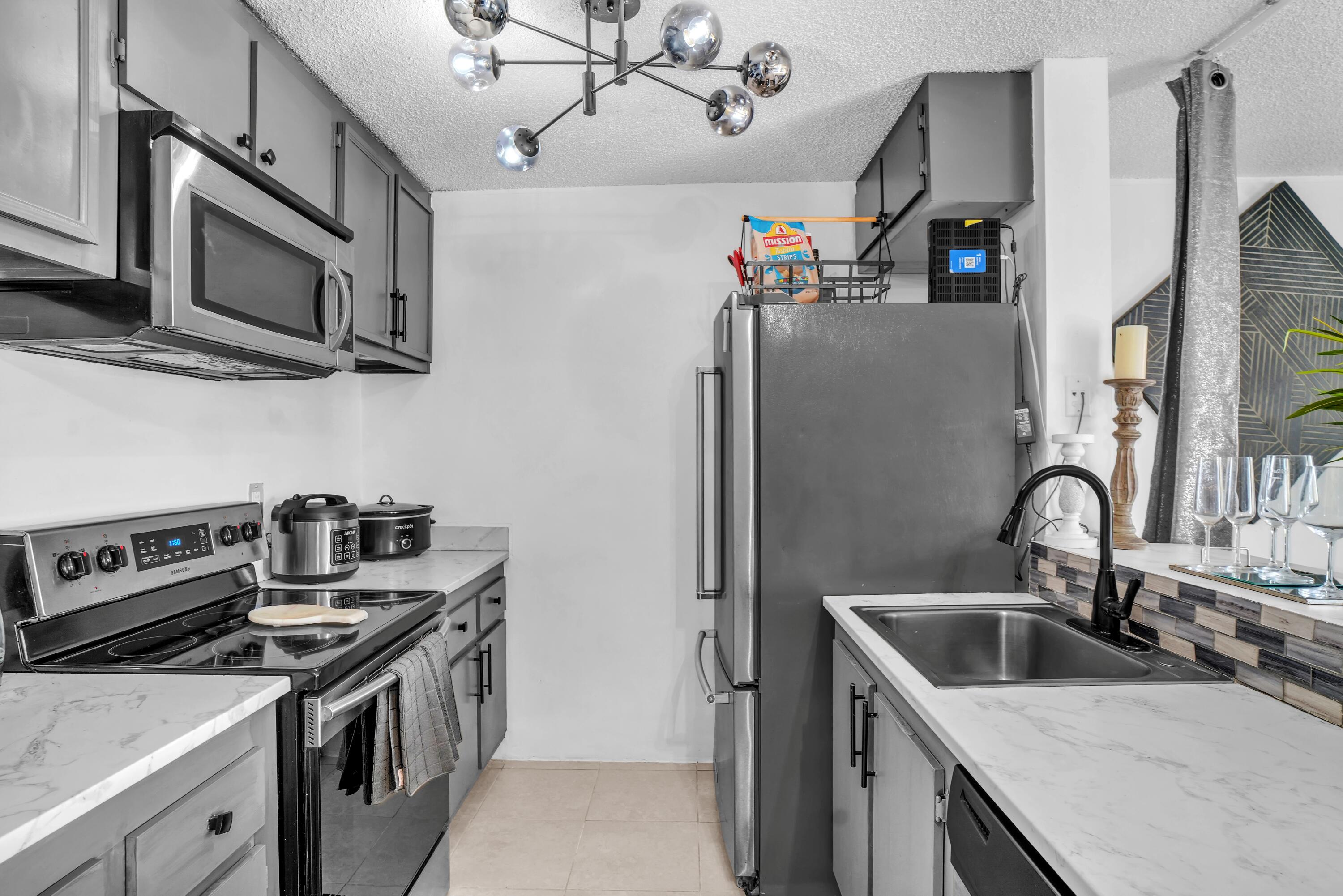 1423 Meadows Circle W