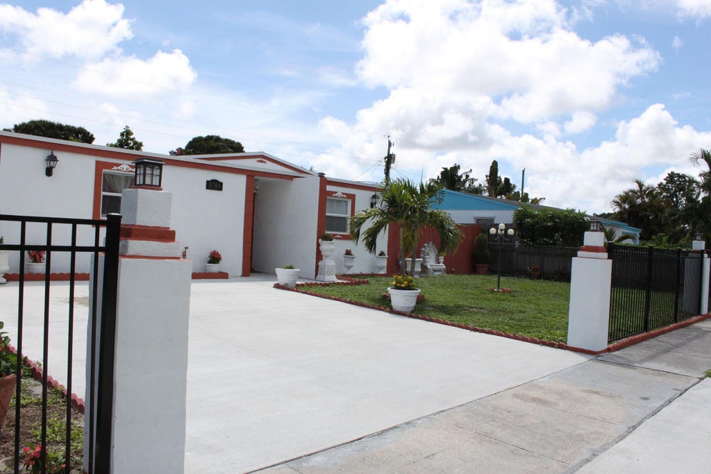 Photo of 5764 Gramercy Drive, West Palm Beach, FL 33407 (MLS # R10976434)