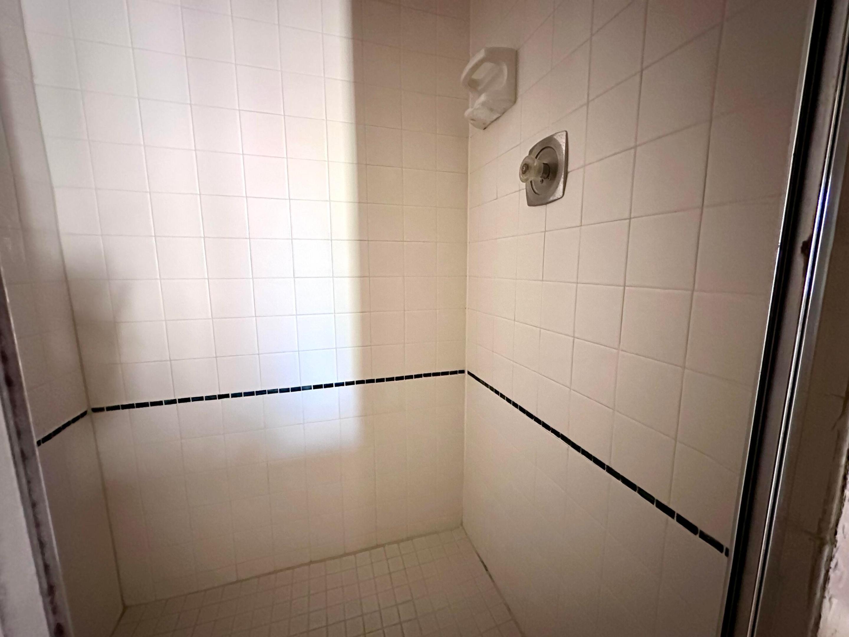 JUPITER LAKES TOWNHOMES COND I, II & III COND DECL - Residential Lease