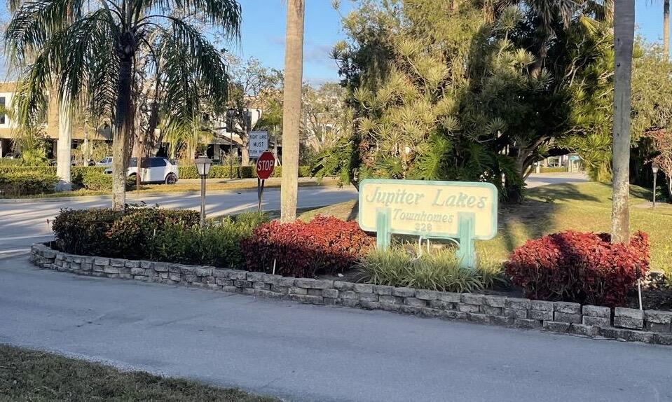 JUPITER LAKES TOWNHOMES COND I, II & III COND DECL - Residential Lease