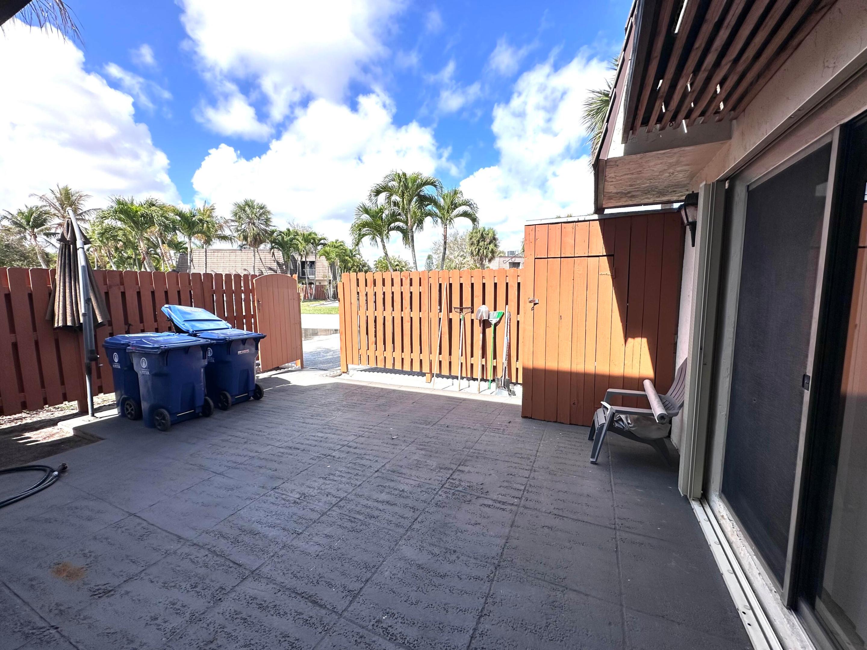 JUPITER LAKES TOWNHOMES COND I, II & III COND DECL - Residential Lease