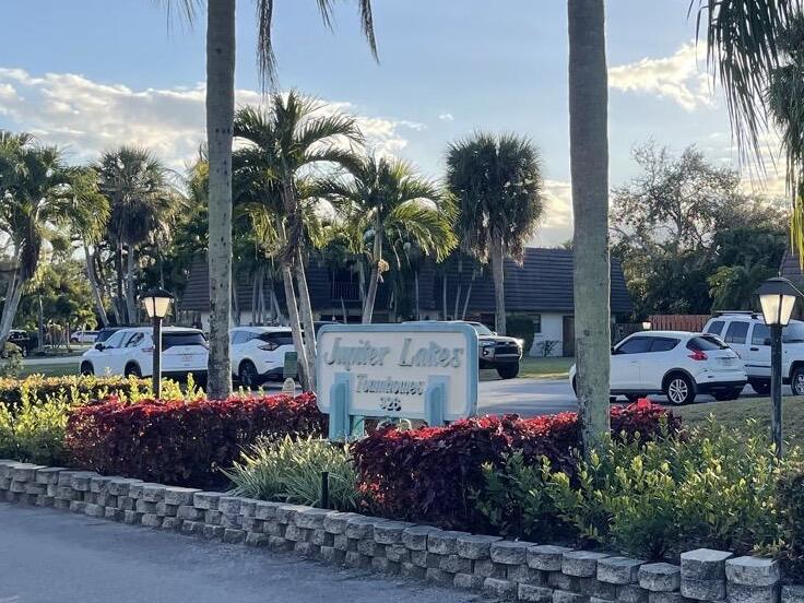 JUPITER LAKES TOWNHOMES COND I, II & III COND DECL - Residential Lease