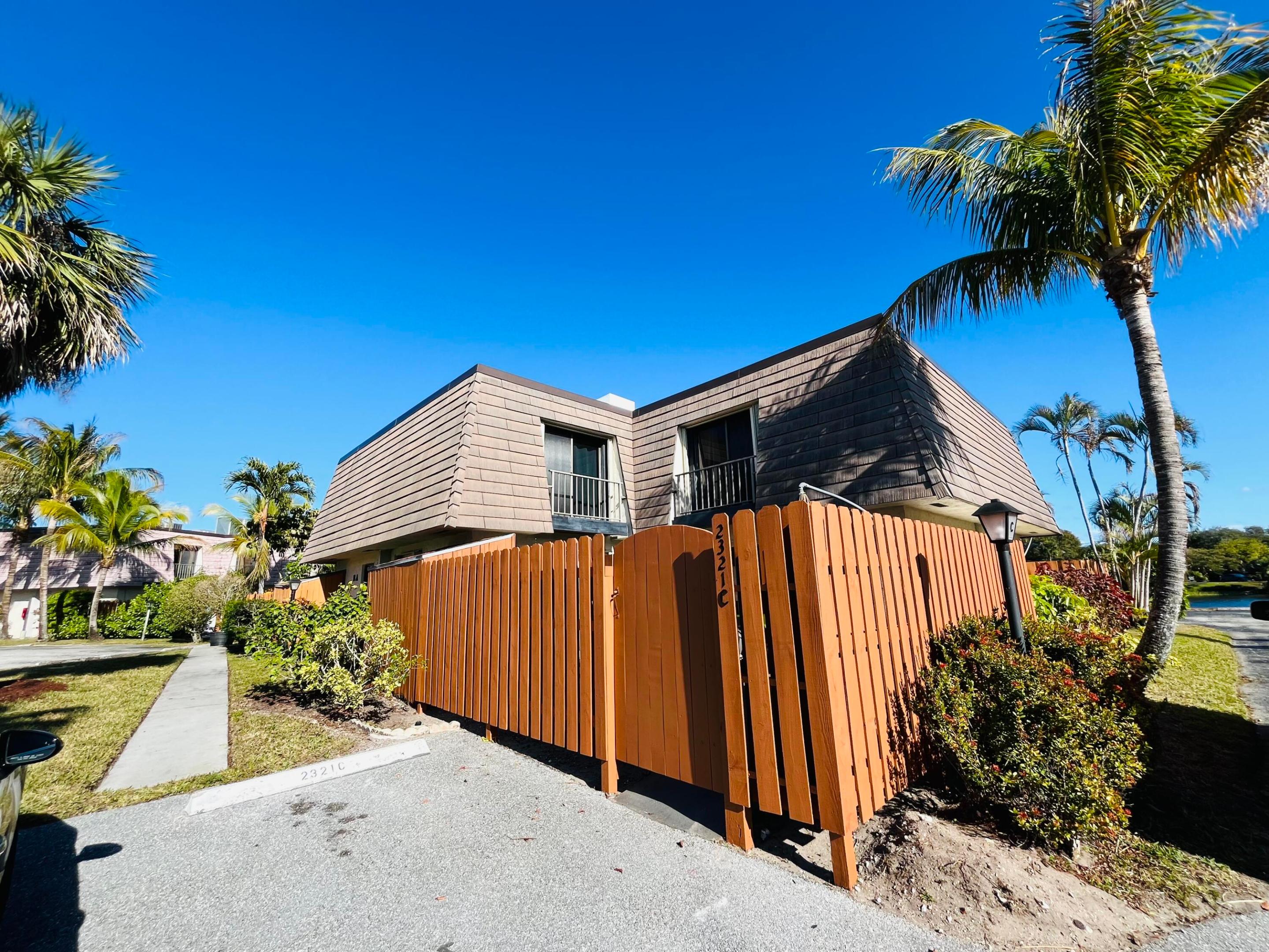 JUPITER LAKES TOWNHOMES COND I, II & III COND DECL - Residential Lease