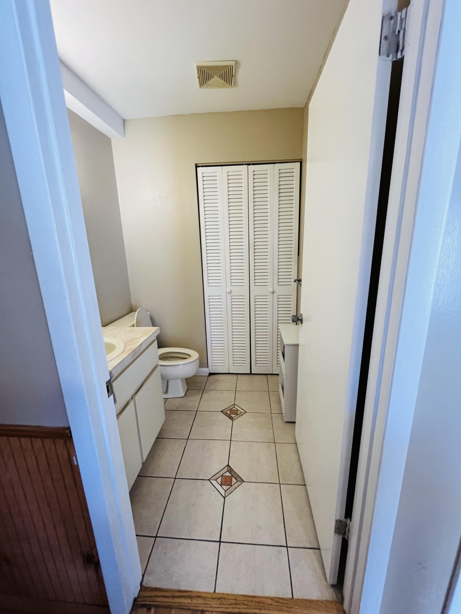 JUPITER LAKES TOWNHOMES COND I, II & III COND DECL - Residential Lease