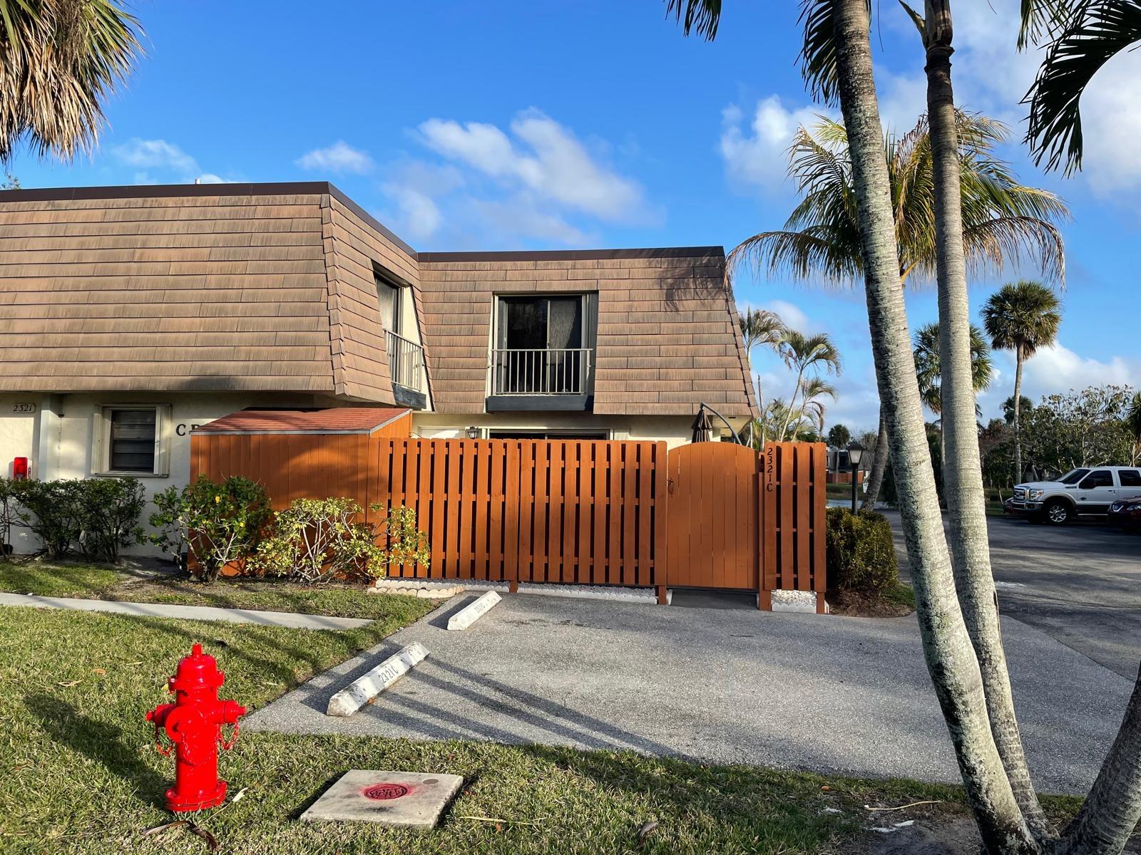 JUPITER LAKES TOWNHOMES COND I, II & III COND DECL - Residential Lease