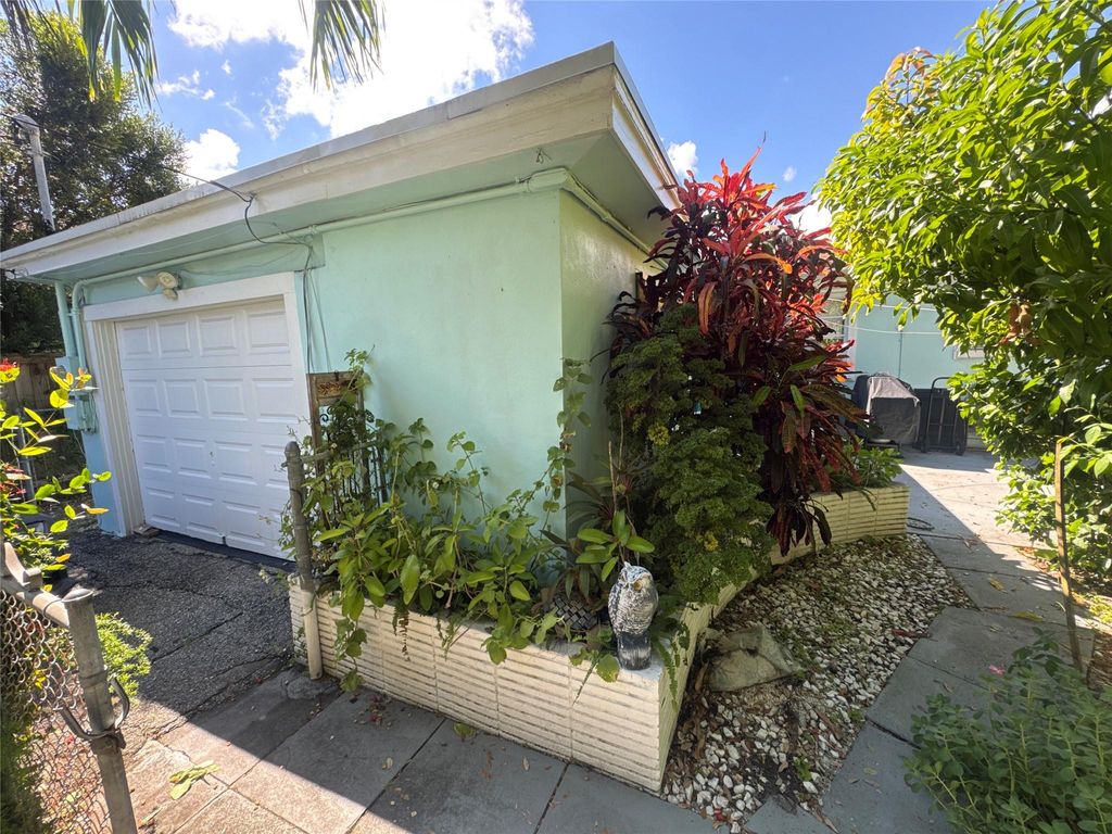 Photo of 812 S Federal Hwy, Lake Worth Beach, FL 33460 (MLS # F10533886)