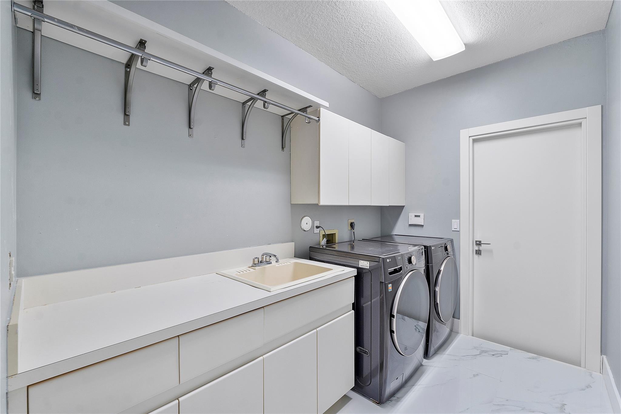 Sector 6 141-21 B - Residential Lease