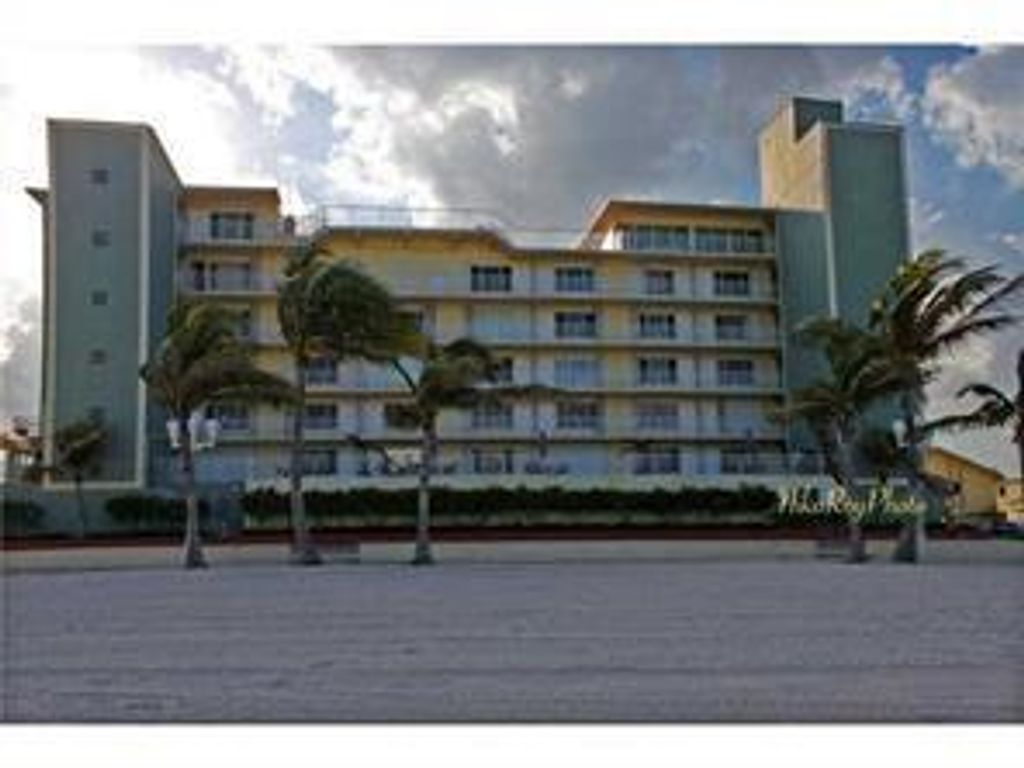 Photo of 300 Oregon Street #409, Hollywood, FL 33019 (MLS # B26022393)