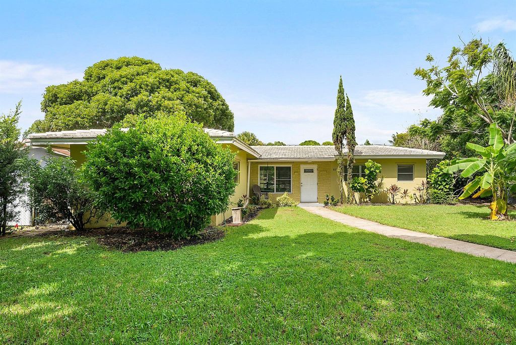 Photo of 857 NW 8th Avenue, Boynton Beach, FL 33426 (MLS # R11129446)