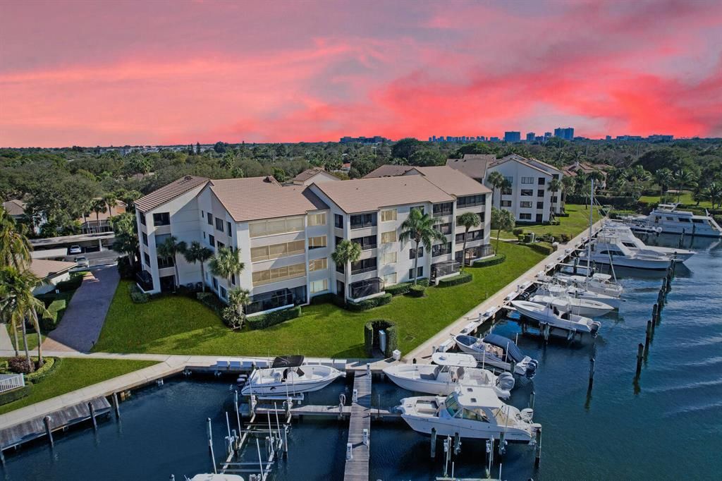 Photo of 844 Oak Harbour Drive #844, Juno Beach, FL 33408 (MLS # R10858400)