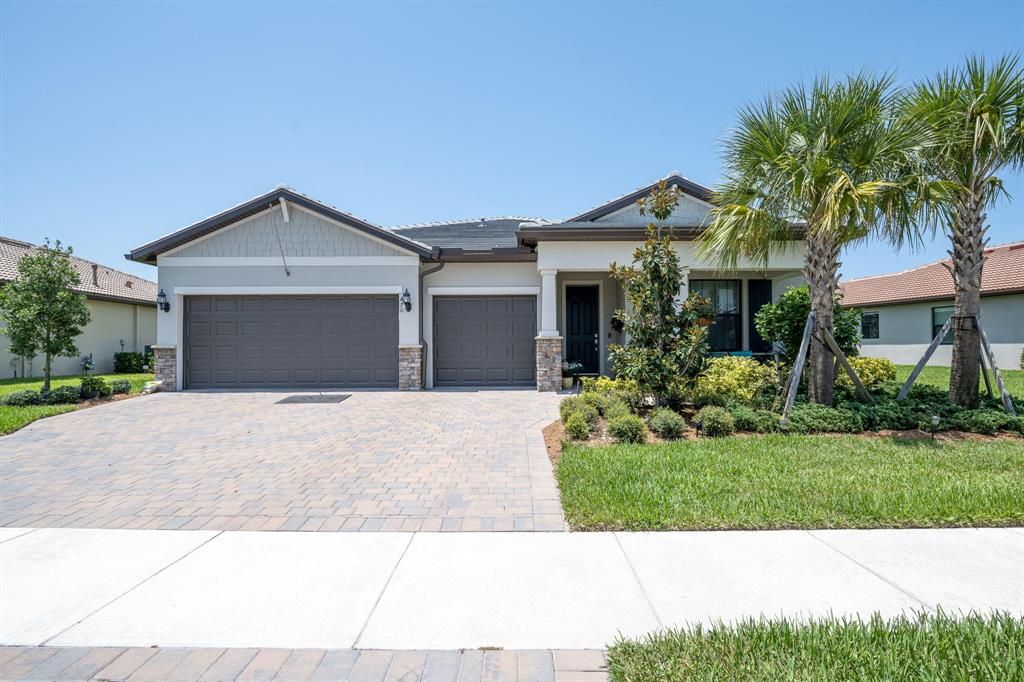 Photo of 470 SE Vallarta Drive, Port Saint Lucie, FL 34984 (MLS # R10810262)