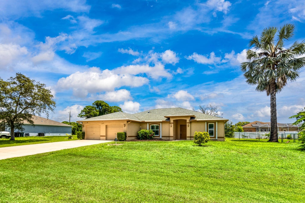 Photo of 649 NE HORIZON Lane, Port Saint Lucie, FL 34983 (MLS # B26059584)