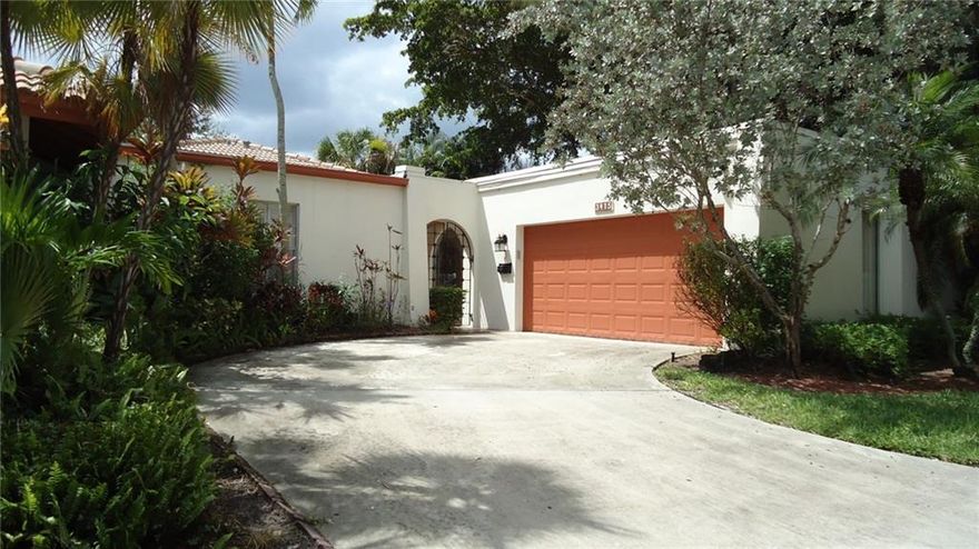 THE HILLS OF INVERRARY:   A SPECIAL CONDO COMMUNITY.  A  DETACHED HOME WITH AN OPEN DESIGN + A GARAGE NESTLED AROUND TUMBLING HILLS ADORNED WITH MUCH GREENERY AND MAJESTIC TREES.   NOTE:  A LARGE HEATED POOL AND PLEASANT JOGGING PATHS. **NO WORRY ABOUT MAINTENANCE, THE FULL EXTERIOR IS COVERED. ** A/C AND APPLIANCES HAVE BEEN REPLACED. ** DOGS WELCOME, NO RESTRICTION.         LEASING AFTER 1ST YR.   ****COME SEE THIS "SECRET CHARMER"****