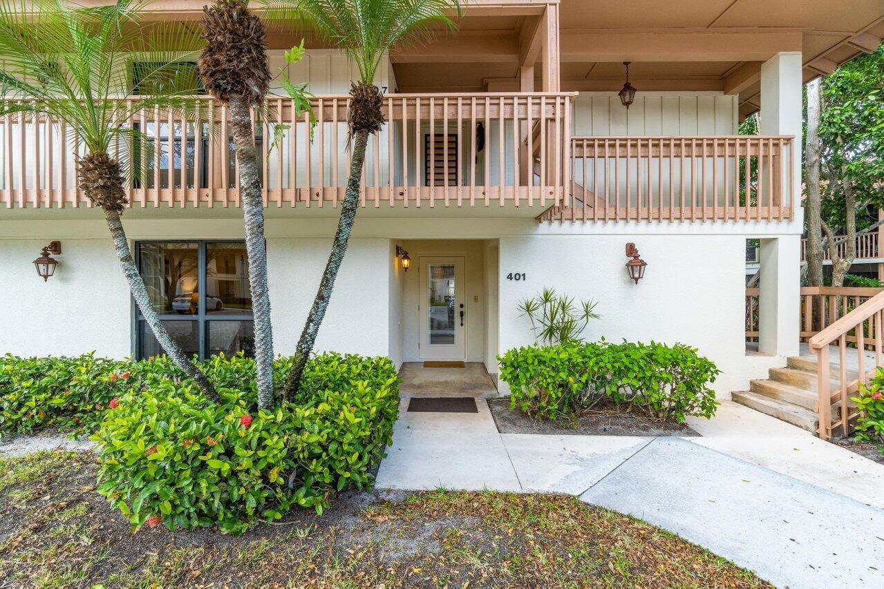 Short-Term Rental available August-November 2025, 30 day minimum. Remodeled 2 bed, 2 bath ground-floor corner unit at Golf Villas, PGA National. Fully furnished and thoughtfully appointed for a comfortable, turnkey stay. Features include: Hurricane impact windows/doors, newer A/C. King bed in primary suite with ensuite bath and ample closet space. Private guest suite with queen bed, walk-in closet, desk, and private bath. Wrap-around screened lanai with electric grill. In-unit laundry. Convenient access to the community pool. Located near PGA National Resort & Spa Gardens Mall, and PGA Blvd dining/shopping. Easy access to Florida's Turnpike and I-95.