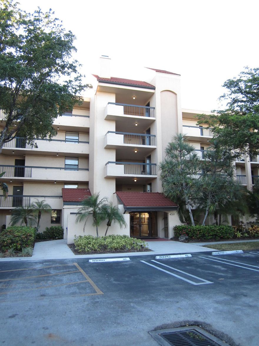 Stunning 2/2 unit with open kitchen, custom cabinets, granite, upgraded bathrooms, flooring, enclosed balcony, tastefully furnished, available as a short term off seasonal rental until December.  Walk to shopping, minutes to the beach, easy access to highways, 2 pools, fitness, security,...