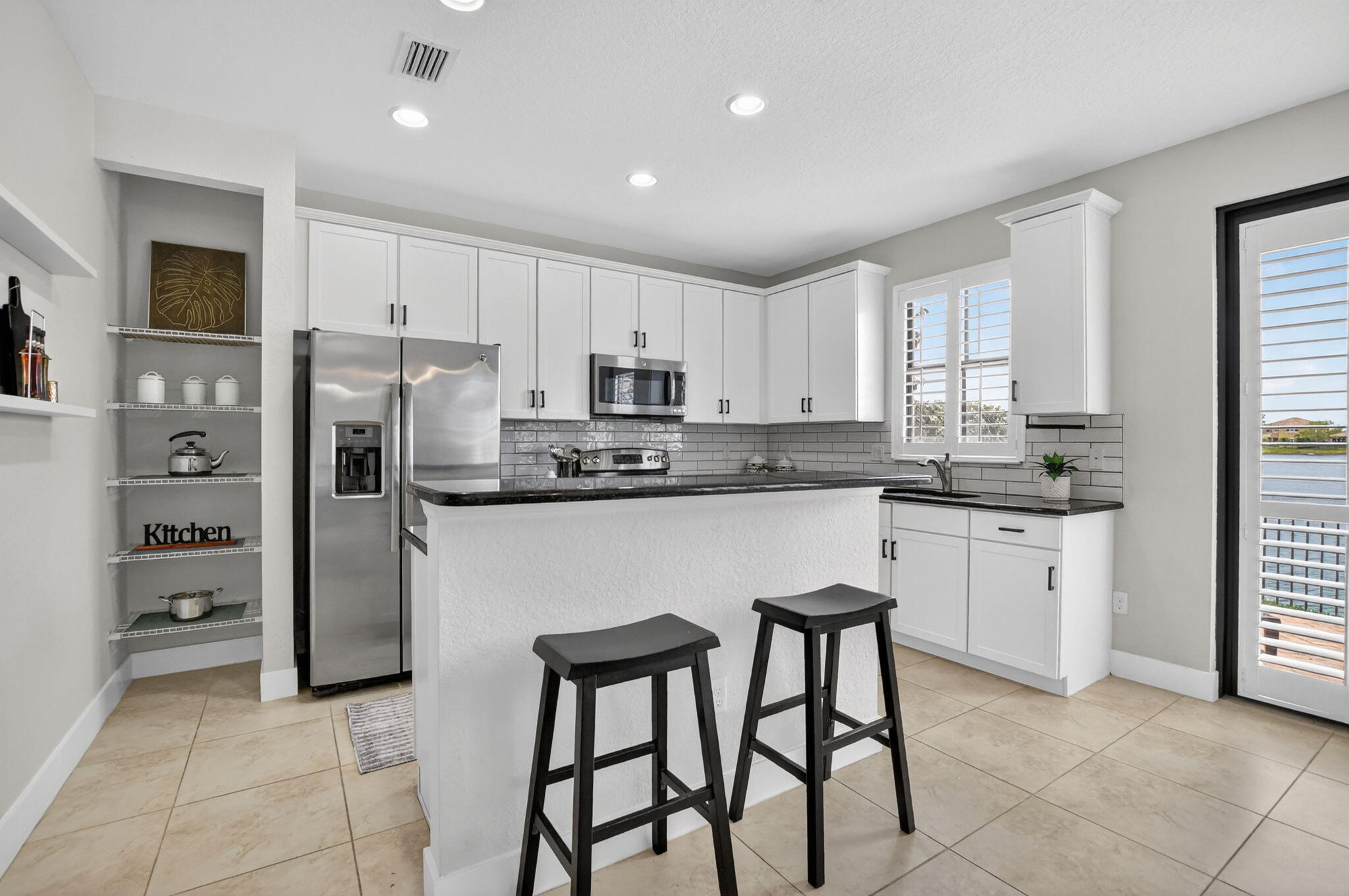 8437 Lakeview Trail