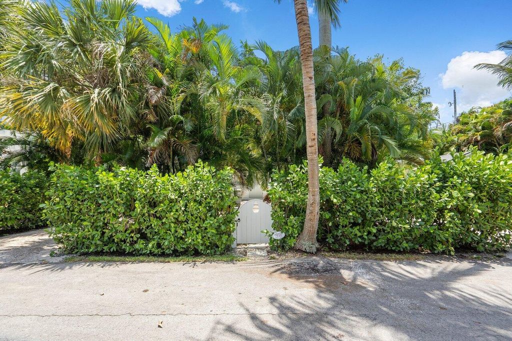 Photo of 918 NE 5th Street, Delray Beach, FL 33483 (MLS # R11124524)